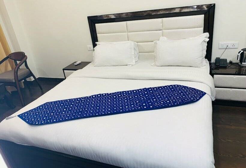 Отель Dusk N Dawn