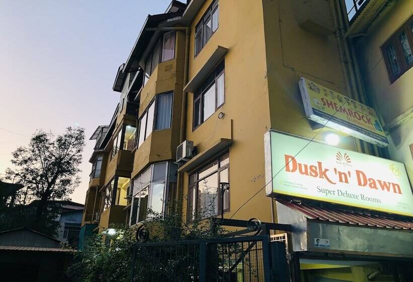 Отель Dusk N Dawn