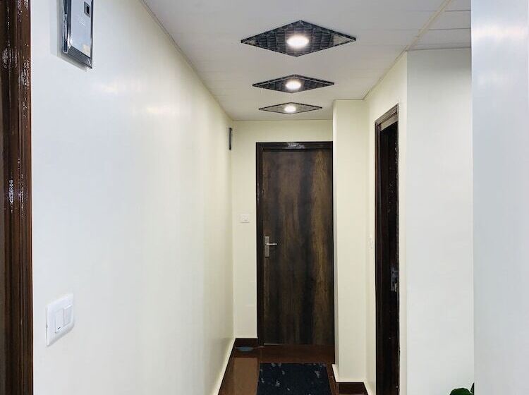 Отель Dusk N Dawn