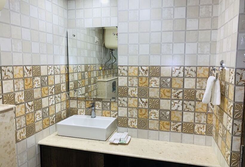 Отель Dusk N Dawn