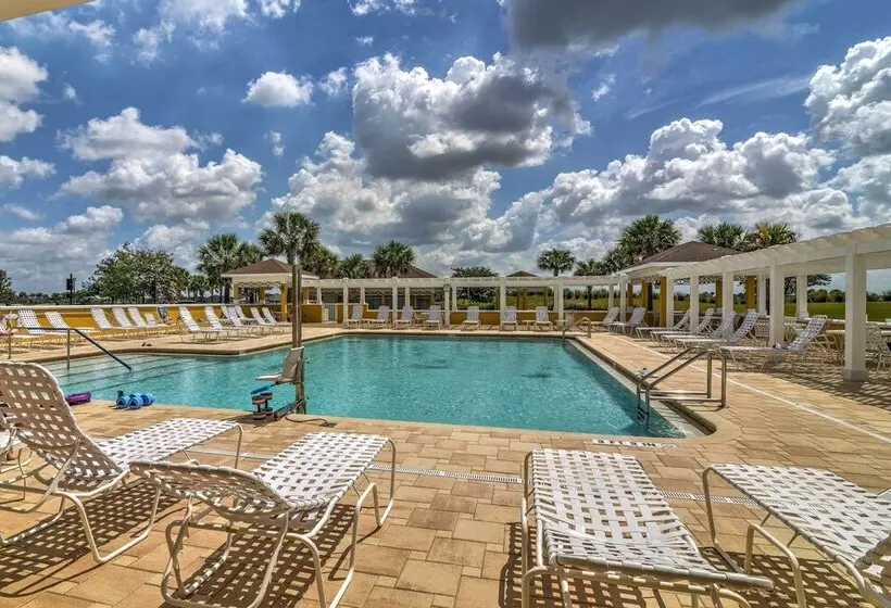 Hilltop Golf Course Cottage In The Villages!