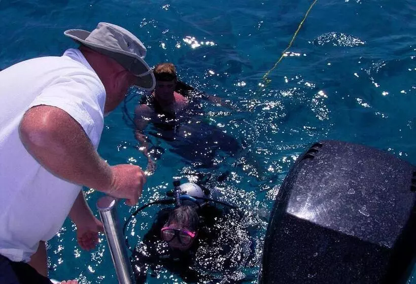 هتل Hollywood Beach Suites Turks And Caicos