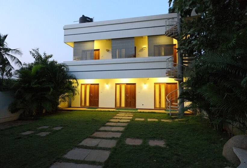 هتل Oyo 8229 Marine Drive