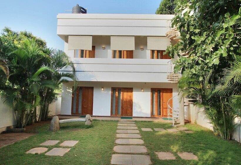 هتل Oyo 8229 Marine Drive