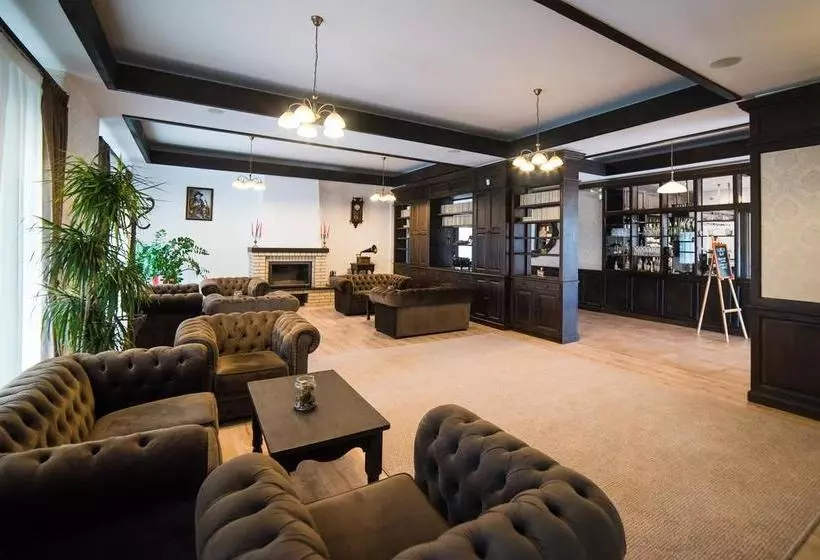 Hotelli Piatra Pinului Ski & Spa