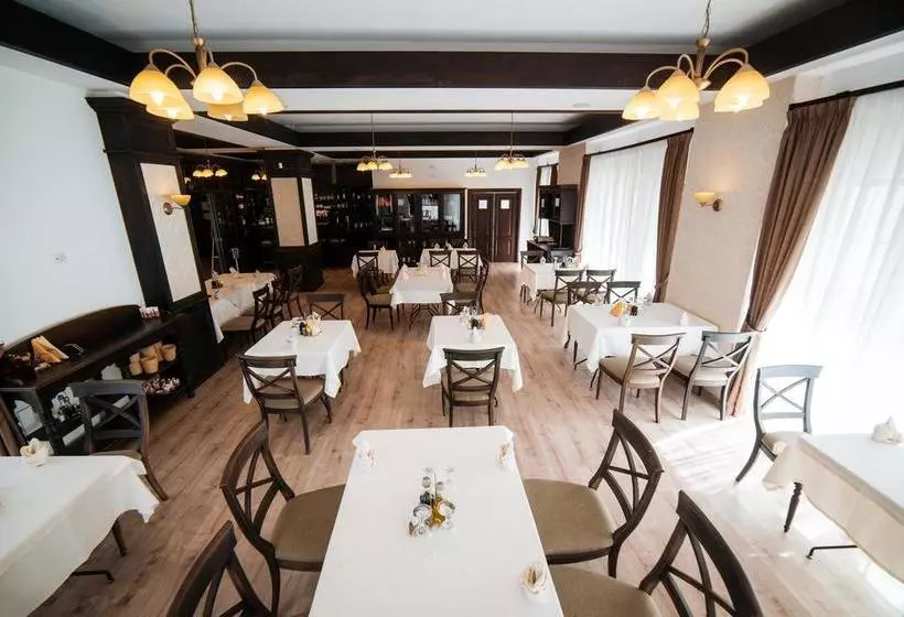 Hotelli Piatra Pinului Ski & Spa