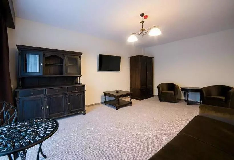 Hotelli Piatra Pinului Ski & Spa