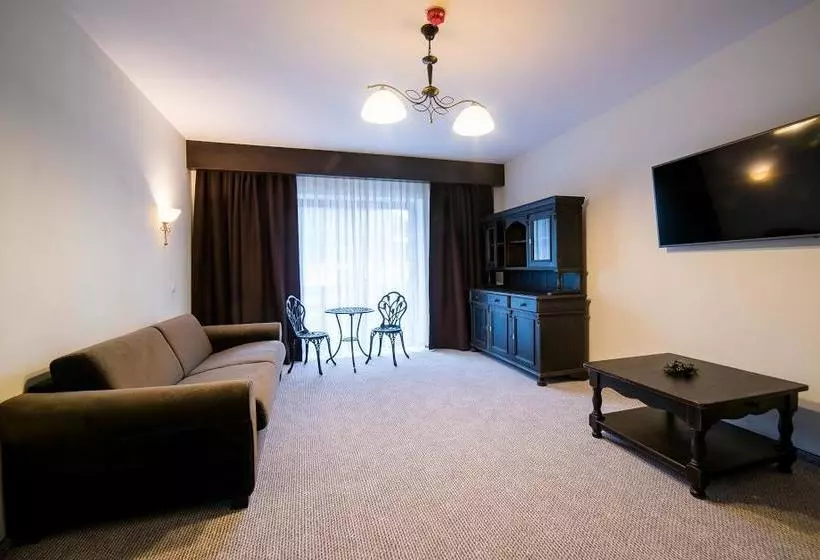 Hotelli Piatra Pinului Ski & Spa