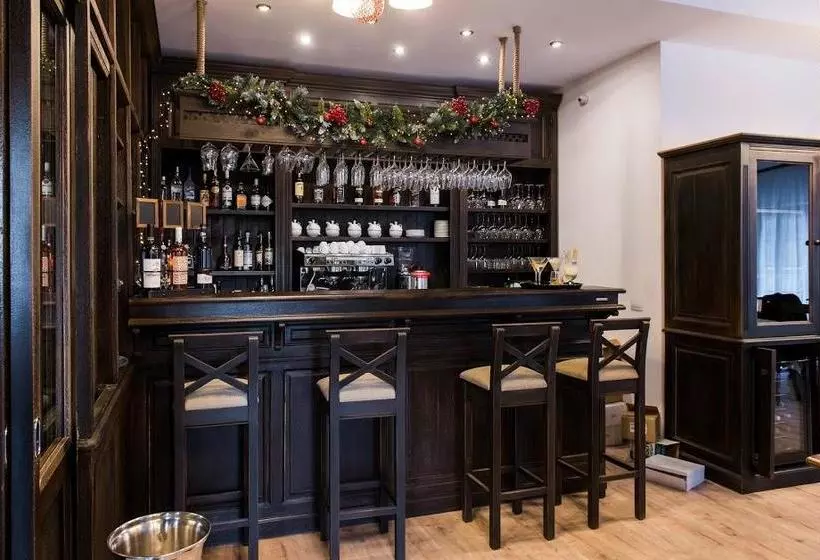 Hotelli Piatra Pinului Ski & Spa