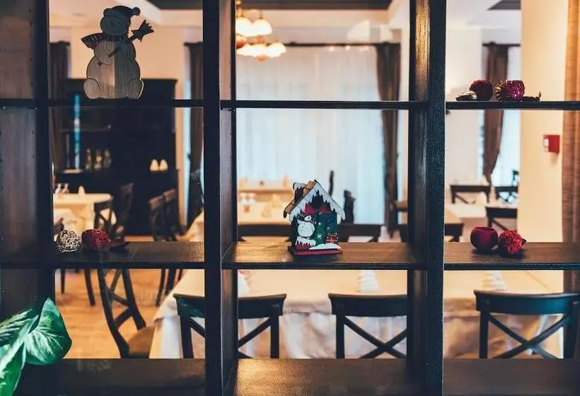 Hotelli Piatra Pinului Ski & Spa