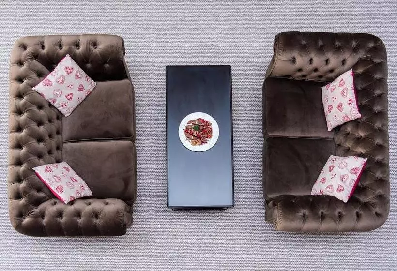 Hotelli Piatra Pinului Ski & Spa