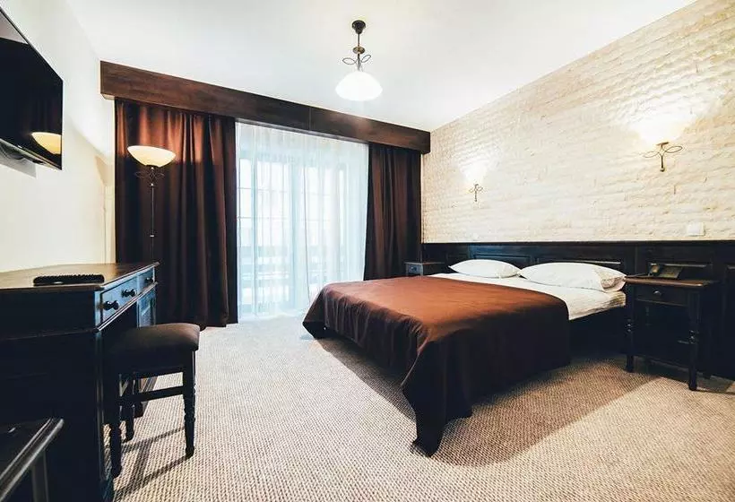 Hotelli Piatra Pinului Ski & Spa