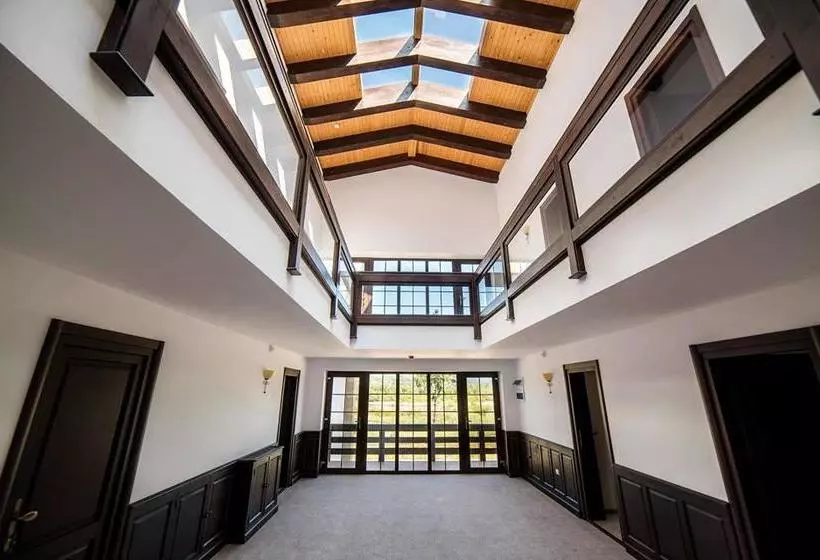 Hotelli Piatra Pinului Ski & Spa