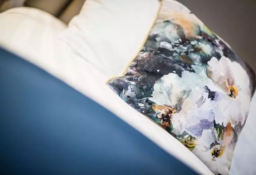 Hotel Longcourt House