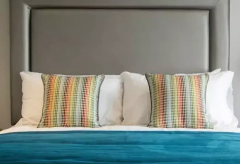 Hotel Longcourt House