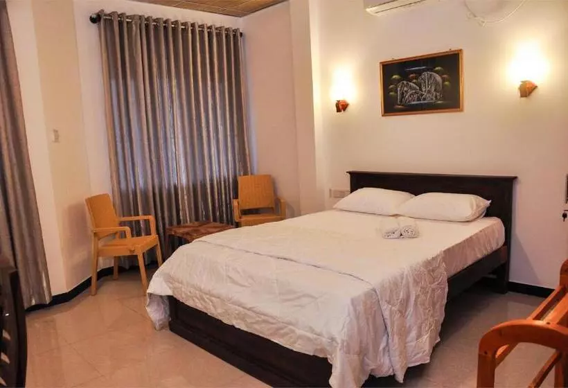 هتل Ritz Gate Kalutara