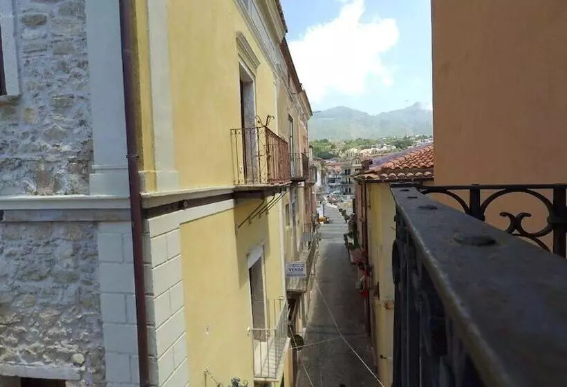 Aamiaismajoitus (B&B) Caterina House Nel Borgo Piú Bello D Italia