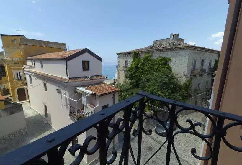 Aamiaismajoitus (B&B) Caterina House Nel Borgo Piú Bello D Italia