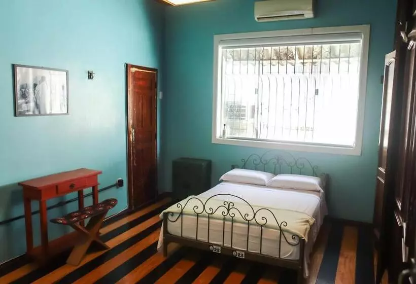 ôvibe Party Hostel