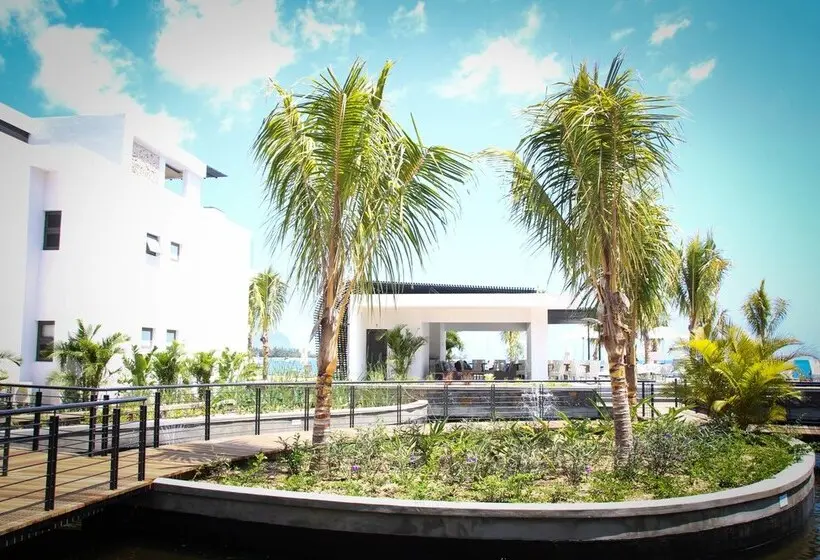 Latitude Luxury Seafront Apartments