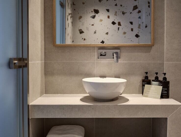 Alamis Hotel & Apartments