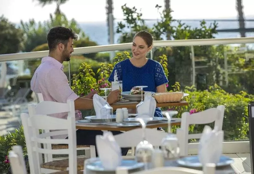 Leonardo Plaza Cypria Maris Beach Hotel & Spa