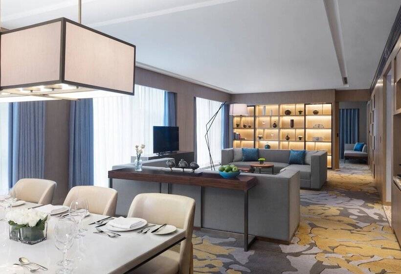 Отель Courtyard By Marriott Zhengzhou Airport