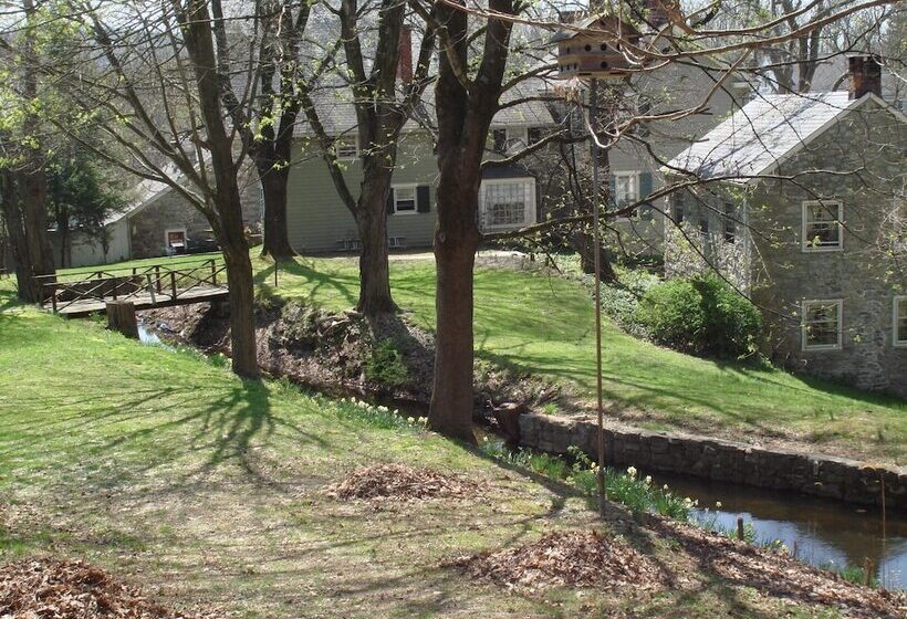 בית מלון כפרי Inn At Millrace Pond