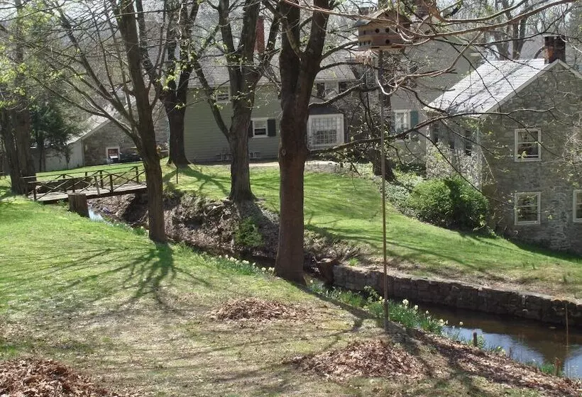 Hotelli Inn At Millrace Pond