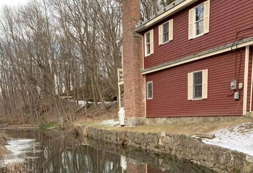 Hotelli Inn At Millrace Pond
