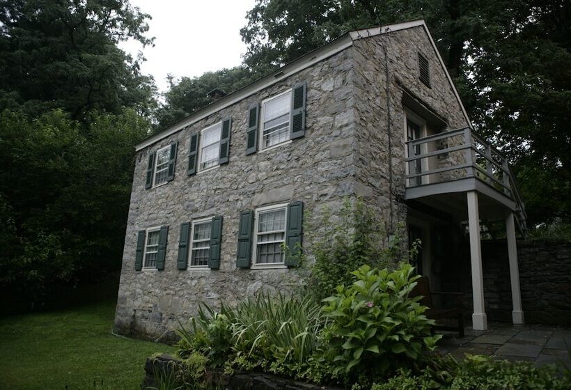 בית מלון כפרי Inn At Millrace Pond