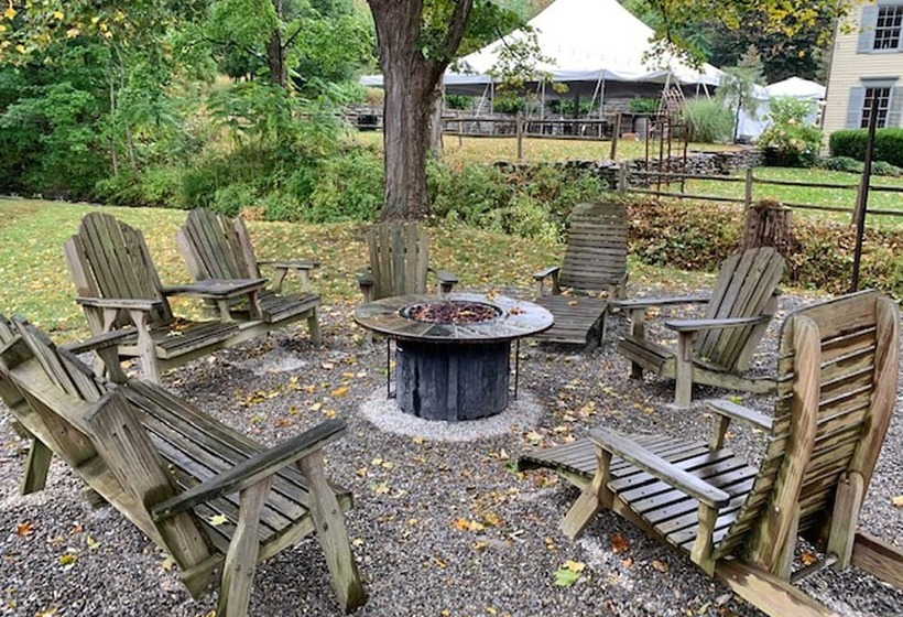 בית מלון כפרי Inn At Millrace Pond