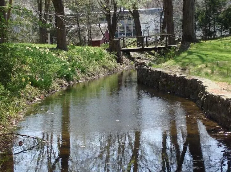 Hotelli Inn At Millrace Pond