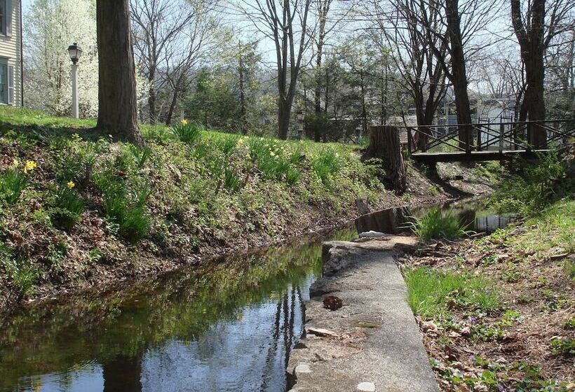 בית מלון כפרי Inn At Millrace Pond