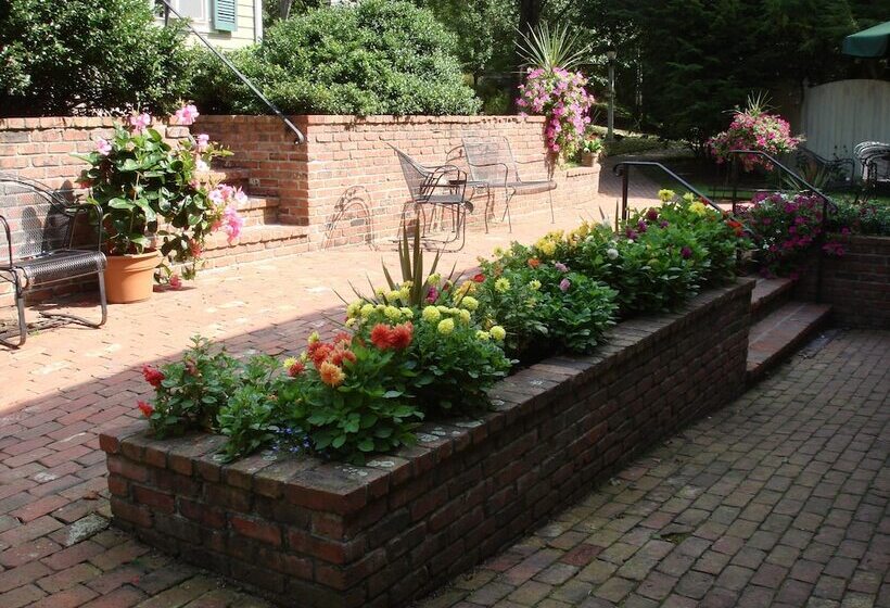 בית מלון כפרי Inn At Millrace Pond