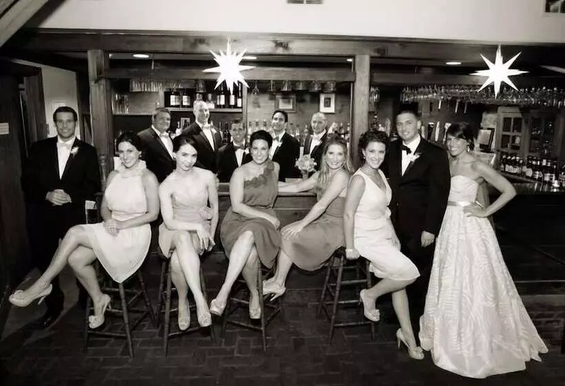 Hotelli Inn At Millrace Pond