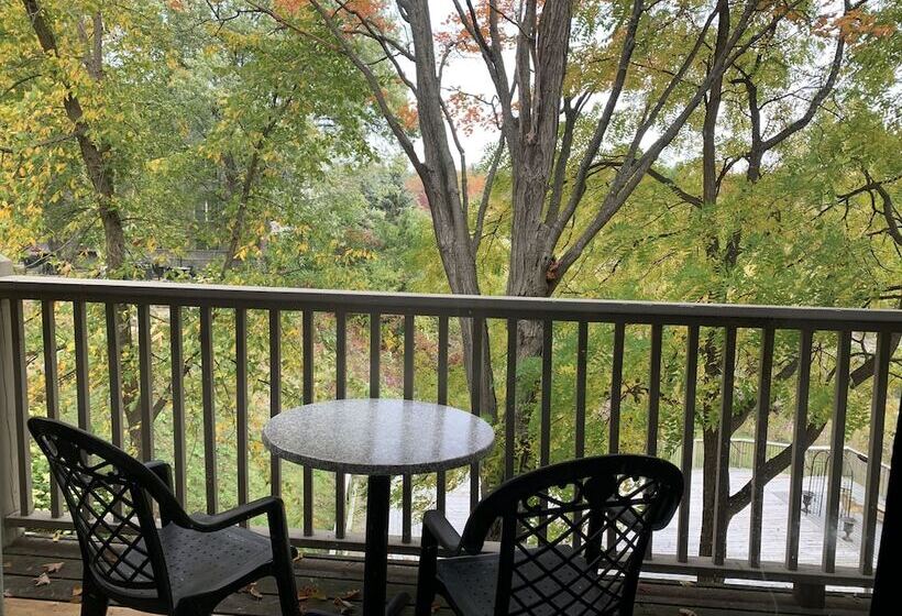 هتل Inn At The Falls