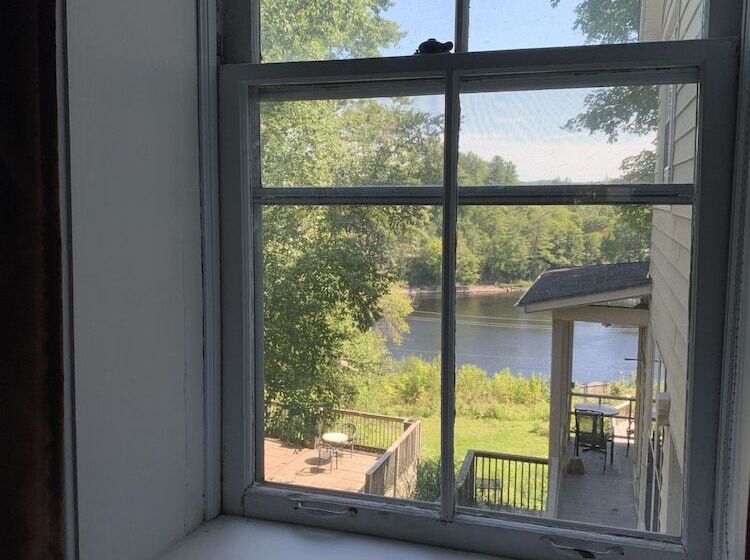 هتل Inn At The Falls