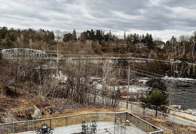 هتل Inn At The Falls