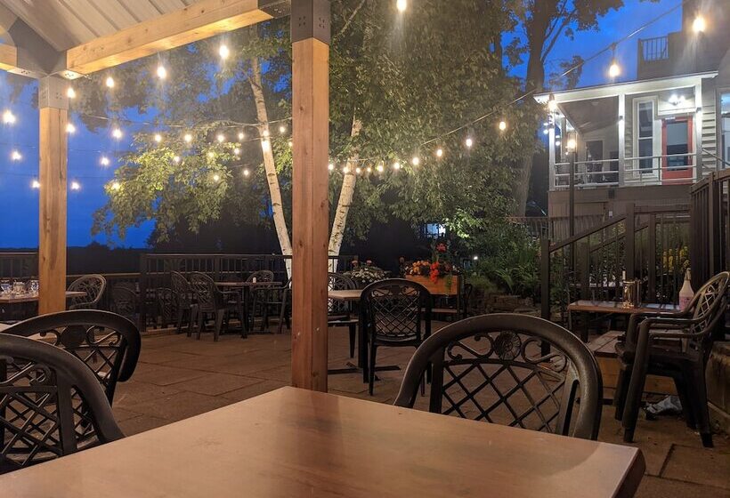 هتل Inn At The Falls