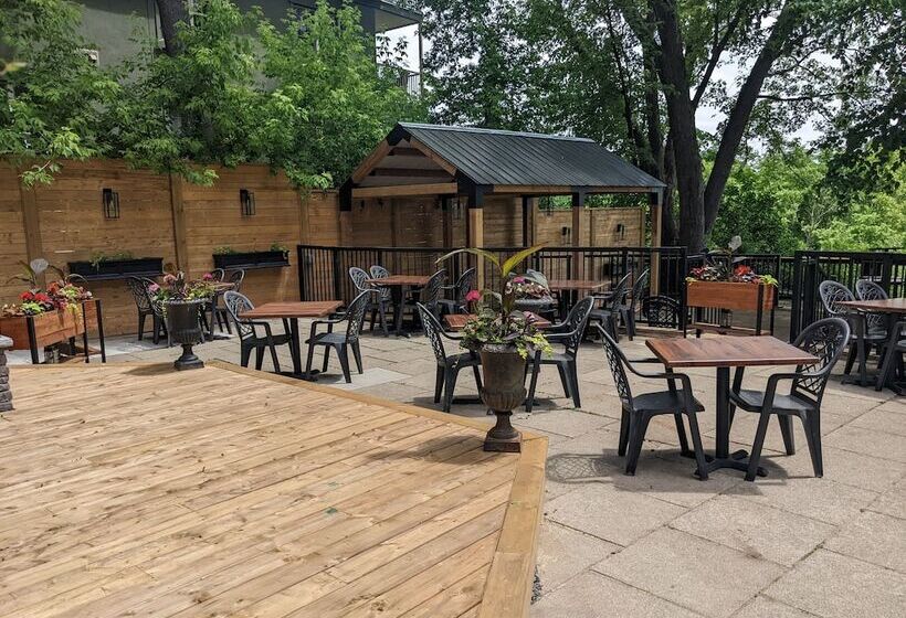 هتل Inn At The Falls