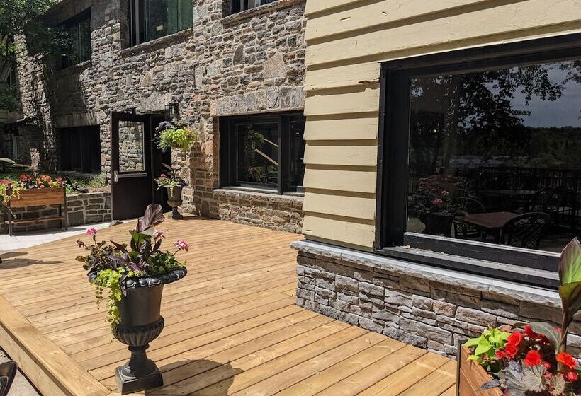 هتل Inn At The Falls