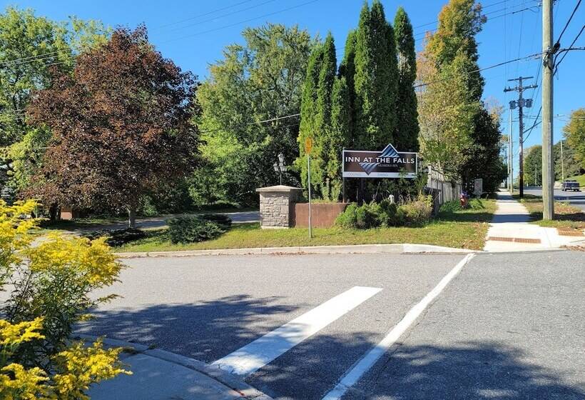 هتل Inn At The Falls