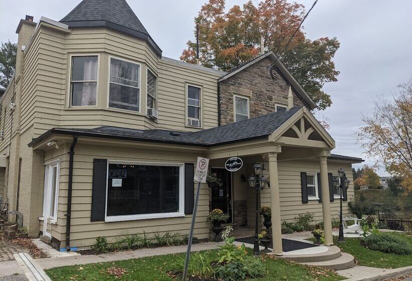 هتل Inn At The Falls