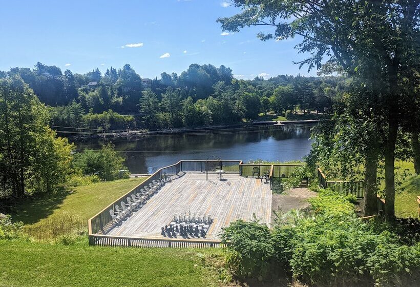 هتل Inn At The Falls