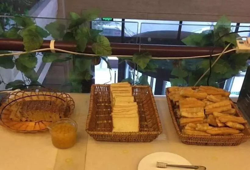 Hotelli Greentree Inn Shandong Qingdao Wuyishan Road Jiashike Shopping Center Business