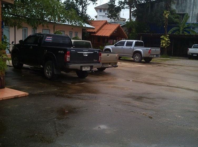 호텔 Natcha Guest House