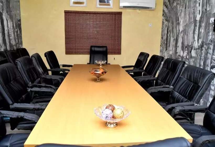 Royal Park Hotel & Suites