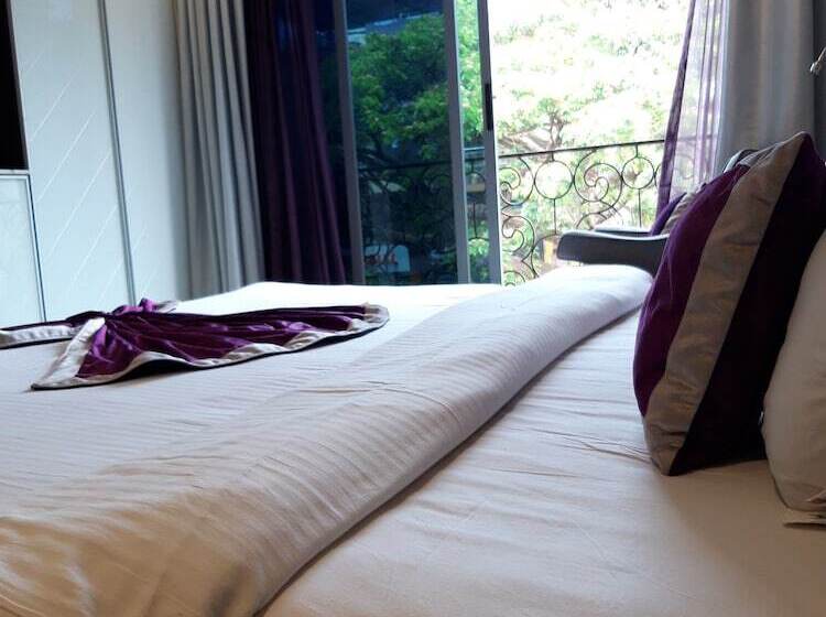 Hotel The Flora Grand