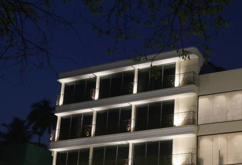 Hotel The Flora Grand